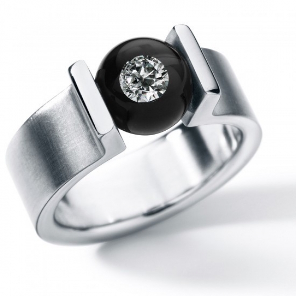 spannring mit diamant in glaskugel