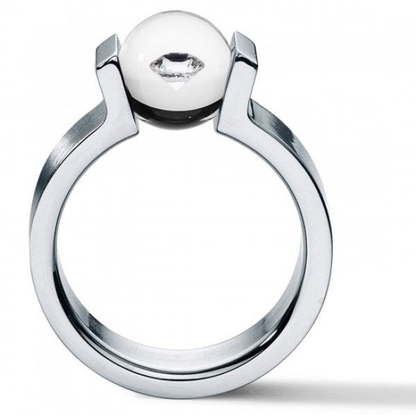 ringe mit diamant in glaskugel